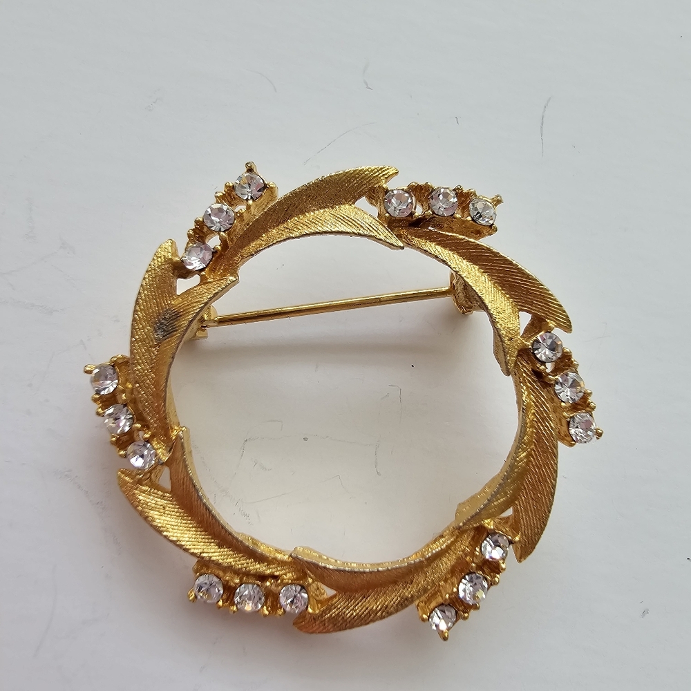 Vintage 1960s Brushed Gold & Rhinestone Wreath Brooch